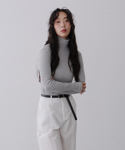 NUJOH（ヌゾ）の「Soft Ribbed Slim Fit Turtleneck Knit / ソフトリブ スリムフィット タートルネック ニット（Tシャツ/カットソー・レディース・グレー/ブラック・FREE）」の18枚目の写真