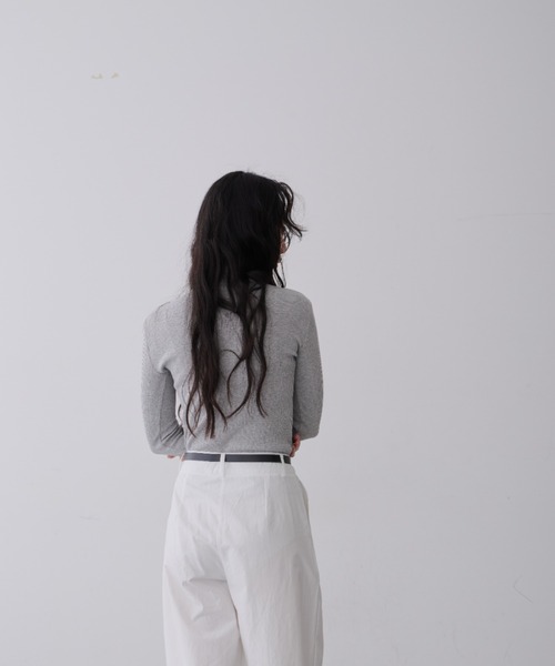 NUJOH（ヌゾ）の「Soft Ribbed Slim Fit Turtleneck Knit / ソフトリブ スリムフィット タートルネック ニット（Tシャツ/カットソー・レディース・グレー/ブラック・FREE）」の19枚目の写真