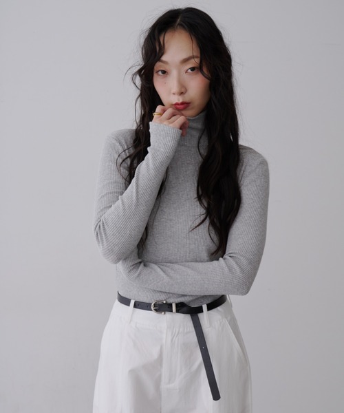 NUJOH（ヌゾ）の「Soft Ribbed Slim Fit Turtleneck Knit / ソフトリブ スリムフィット タートルネック ニット（Tシャツ/カットソー・レディース・グレー/ブラック・FREE）」の22枚目の写真