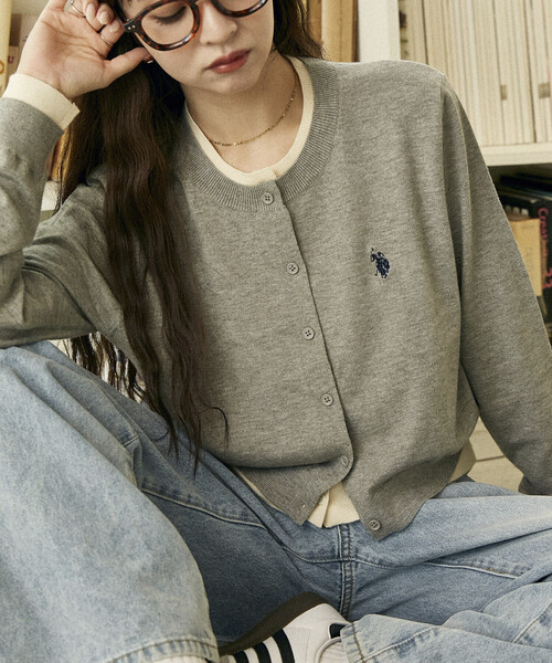 U.S. POLO ASSN.(ユーエスポロアッスン)の「U.S. POLO ASSN. × PUBLUX/ユーエスポロアッスン フェイクレイヤード カーディガン 限定展開(カーディガン/ボレロ・レディース・ネイビー/グレー/チャコールグレー/ブラウン・フリ-)」の1枚目の写真