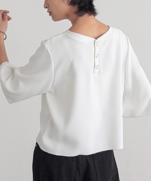 for/c(フォーシー)の「ジョーゼットきれいめカジュアルハーフスリーブブラウス【サスティナブル】(Tシャツ/カットソー・レディース・オフホワイト/ブラック・L/M)」の1枚目の写真