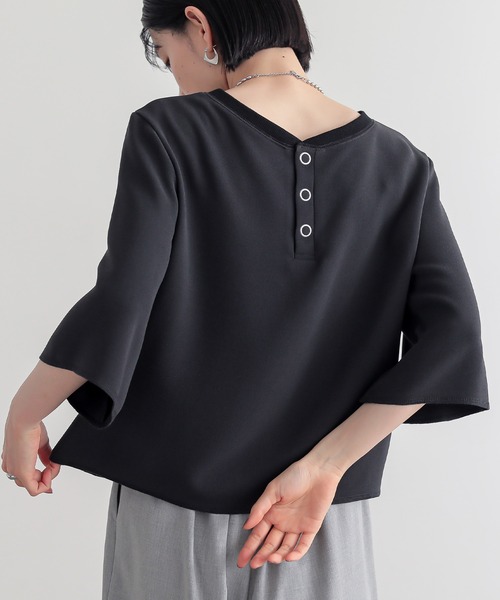 for/c(フォーシー)の「ジョーゼットきれいめカジュアルハーフスリーブブラウス【サスティナブル】(Tシャツ/カットソー・レディース・オフホワイト/ブラック・L/M)」の2枚目の写真