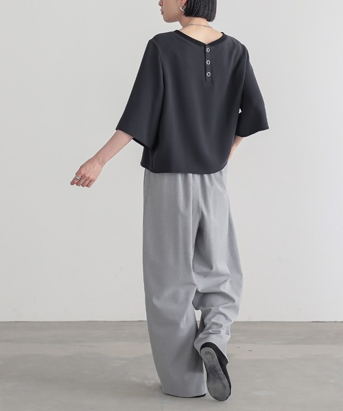for/c(フォーシー)の「ジョーゼットきれいめカジュアルハーフスリーブブラウス【サスティナブル】(Tシャツ/カットソー・レディース・オフホワイト/ブラック・L/M)」の13枚目の写真