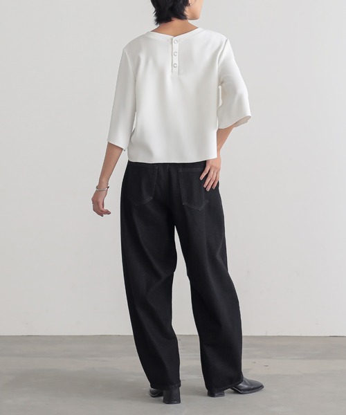 for/c(フォーシー)の「ジョーゼットきれいめカジュアルハーフスリーブブラウス【サスティナブル】(Tシャツ/カットソー・レディース・オフホワイト/ブラック・L/M)」の6枚目の写真