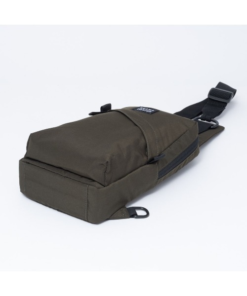 BEAMS DESIGN(ビームス デザイン)の「BEAMSDESIGN(ビームスデザイン)Diagonal 縦型ボディバッグ(ボディバッグ/ウエストポーチ・メンズ・ブラック/カーキ/オリーブ/ネイビー・FREE)」の20枚目の写真