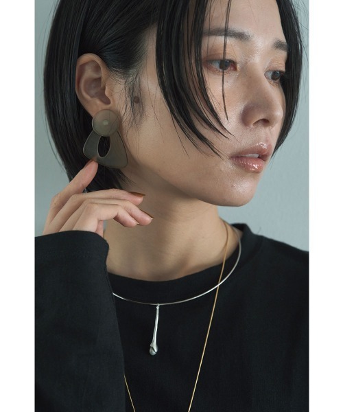 marjour（マージュール）の「TRANSLUCENT TRIANGLE PIERCE（ピアス（両耳用）・レディース・カーキ/オレンジ・FREE）」の5枚目の写真