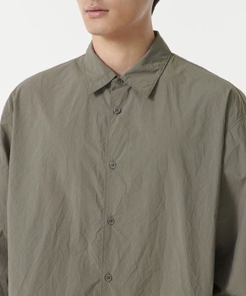 MUSINSA STANDARD（ムシンサスタンダード）の「リラックスドナイロンクリーズシャツ [ダスティカーキ]（シャツ/ブラウス・メンズ・その他・MEDIUM/LARGE/X-LARGE/XX-LARGE）」の4枚目の写真