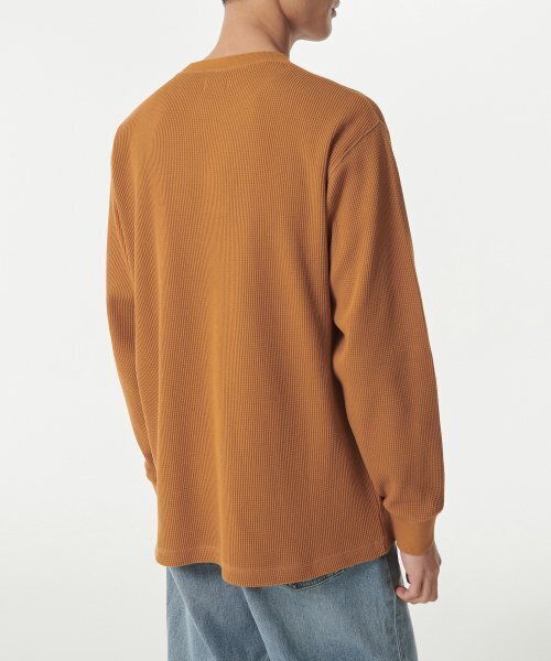 MUSINSA STANDARD（ムシンサスタンダード）の「ワッフルリラックスクルーネック長袖Tシャツ[テラコッタ]（Tシャツ/カットソー・メンズ・その他・SMALL/MEDIUM/LARGE/X-LARGE/XX-LARGE/XXX-LARGE）」の3枚目の写真