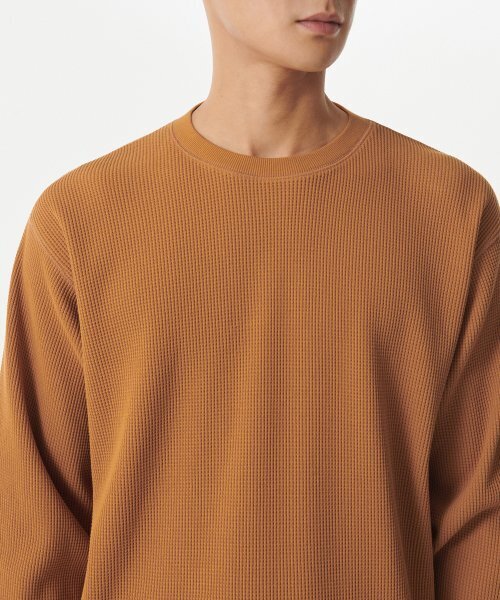 MUSINSA STANDARD（ムシンサスタンダード）の「ワッフルリラックスクルーネック長袖Tシャツ[テラコッタ]（Tシャツ/カットソー・メンズ・その他・SMALL/MEDIUM/LARGE/X-LARGE/XX-LARGE/XXX-LARGE）」の4枚目の写真