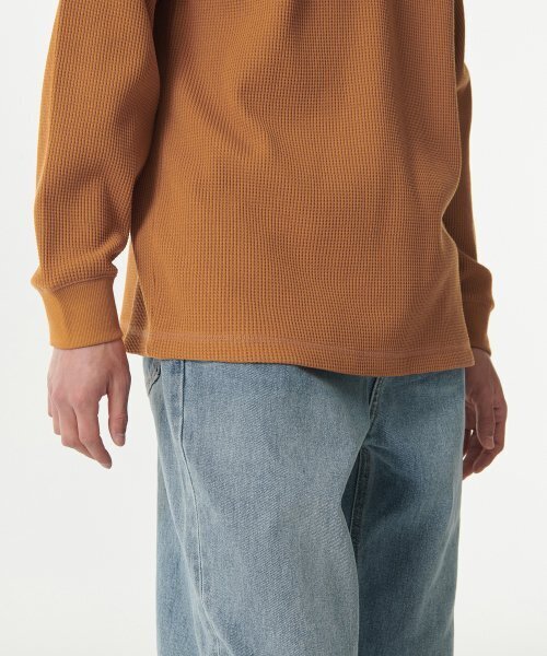 MUSINSA STANDARD（ムシンサスタンダード）の「ワッフルリラックスクルーネック長袖Tシャツ[テラコッタ]（Tシャツ/カットソー・メンズ・その他・SMALL/MEDIUM/LARGE/X-LARGE/XX-LARGE/XXX-LARGE）」の5枚目の写真