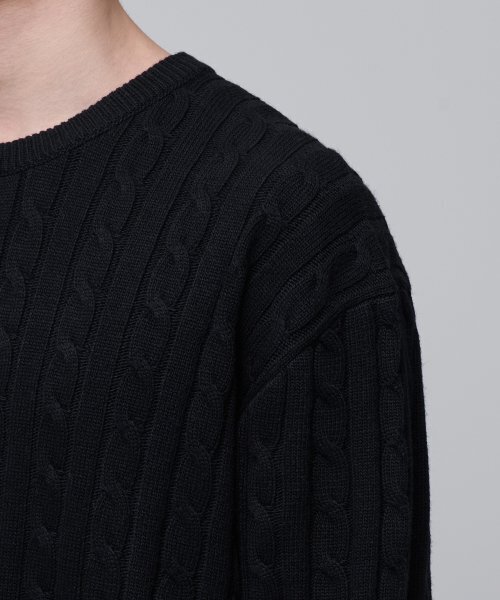 MUSINSA STANDARD(ムシンサスタンダード)の「ケーブルクルーネックニット【ブラック】(ニット/セーター・メンズ・その他・SMALL/MEDIUM/LARGE/X-LARGE/XX-LARGE)」の4枚目の写真