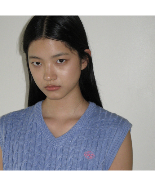 SINOON（シヌーン）の「FISHER SLIT CABLE KNIT VEST (SKY BLUE)（ベスト・レディース・スカイブルー・FREE）」の2枚目の写真