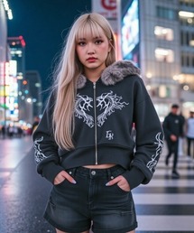 A'GEM/9 × .kom 『.kom/ドットケーオーエム』 ファーフード付きグラフィックジップパーカー