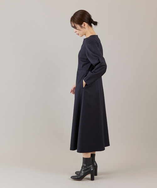 INED(イネド)の「TWサテンキーネックワンピース(ワンピース・レディース・ネイビー/キャメル/チャコールグレー・7号/9号)」の22枚目の写真