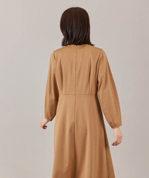 INED(イネド)の「TWサテンキーネックワンピース(ワンピース・レディース・ネイビー/キャメル/チャコールグレー・7号/9号)」の9枚目の写真