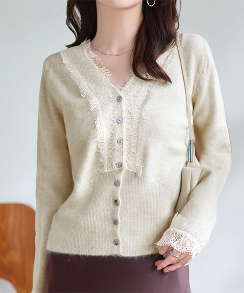KOBE LETTUCE（コウベレタス）の「Vネックレースニットカーディガン（カーディガン/ボレロ・レディース・グレー/サンドベージュ/ネイビー・M）」の2枚目の写真