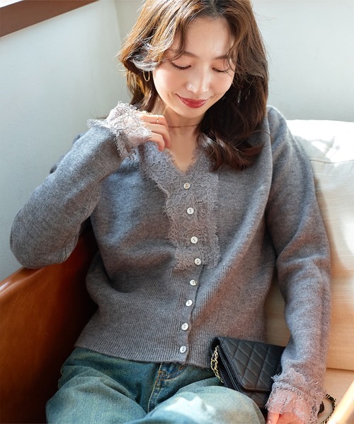 KOBE LETTUCE（コウベレタス）の「Vネックレースニットカーディガン（カーディガン/ボレロ・レディース・グレー/サンドベージュ/ネイビー・M）」の5枚目の写真