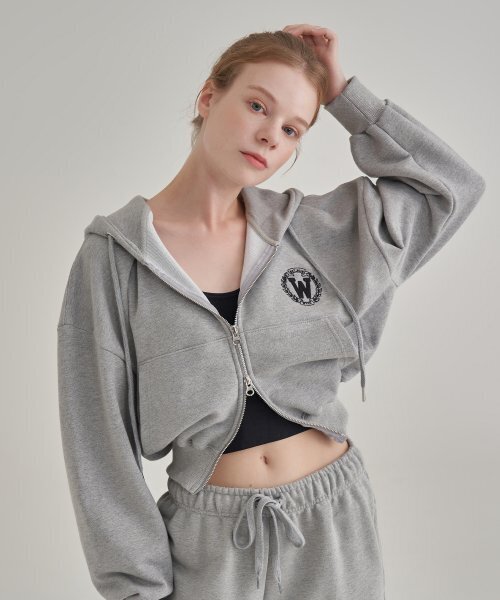 WYSE(ワイズ)の「エンブレム2WAYクロップフードジップアップグレー(パーカー・レディース・その他・MEDIUM/SMALL)」の1枚目の写真