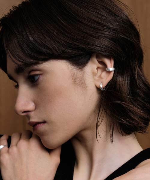 Tou(ティーオーユー)の「NP007 Hidden Shine Matte Earrings(ピアス(両耳用)・レディース・シルバー・FREE)」の2枚目の写真