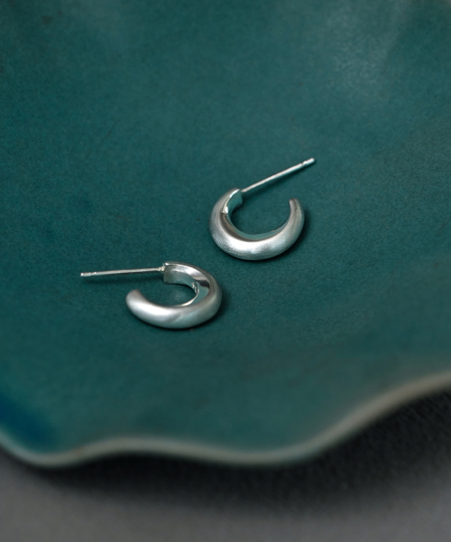 Tou(ティーオーユー)の「NP007 Hidden Shine Matte Earrings(ピアス(両耳用)・レディース・シルバー・FREE)」の3枚目の写真