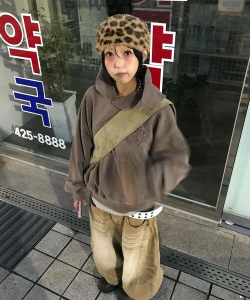 CRIGUN(クリガン)の「LOGO APPLIQUE HOODIE PIGMENT BROWN(パーカー・レディース・ブラウン・MEDIUM/LARGE/X-LARGE)」の8枚目の写真