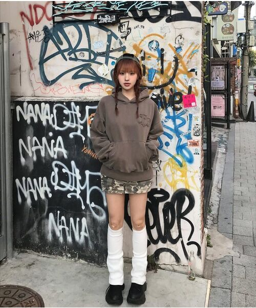 CRIGUN(クリガン)の「LOGO APPLIQUE HOODIE PIGMENT BROWN(パーカー・レディース・ブラウン・MEDIUM/LARGE/X-LARGE)」の2枚目の写真
