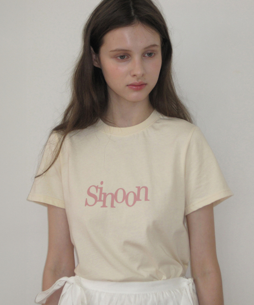 SINOON(シヌーン)の「Sinoon Signature Logo T-Shirts (Cream)(Tシャツ/カットソー・レディース・クリーム・S/M)」の1枚目の写真