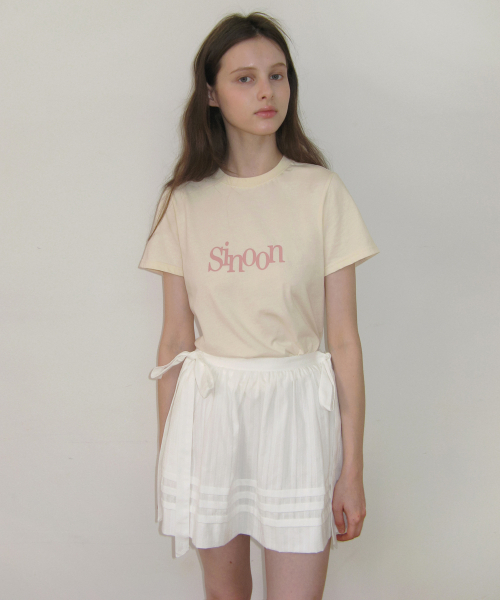 SINOON(シヌーン)の「Sinoon Signature Logo T-Shirts (Cream)(Tシャツ/カットソー・レディース・クリーム・S/M)」の2枚目の写真
