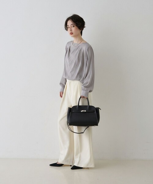 AULENTTI（オウレンティ）の「【AULENTTI/オウレンティ】カウレザーベルト付2WAYショルダーバッグ（トートバッグ・レディース・オフホワイト/ブラック・フリー）」の3枚目の写真