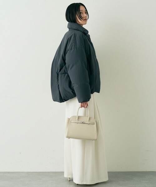 AULENTTI（オウレンティ）の「【AULENTTI/オウレンティ】カウレザーベルト付2WAYショルダーバッグ（トートバッグ・レディース・オフホワイト/ブラック・フリー）」の5枚目の写真