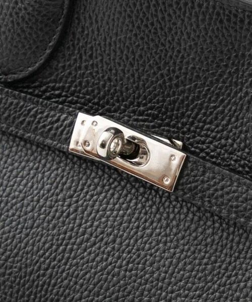 AULENTTI（オウレンティ）の「【AULENTTI/オウレンティ】カウレザーベルト付2WAYショルダーバッグ（トートバッグ・レディース・オフホワイト/ブラック・フリー）」の8枚目の写真