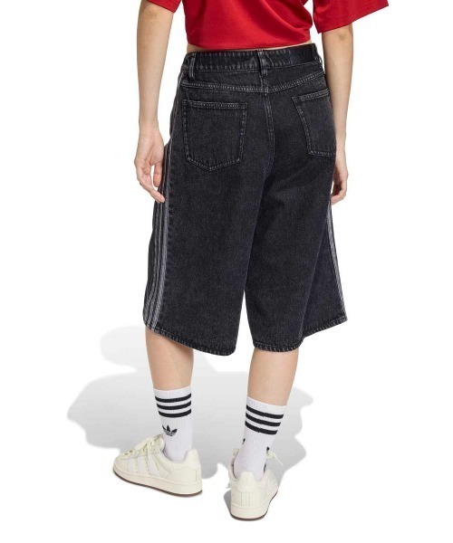 adidas（アディダス）の「adidas originals Firebird Jorts Denim（アディダスオリジナルス ファイアバード ジョーツ デニム）（デニムパンツ・レディース・ブラック系・SMALL/MEDIUM/LARGE）」の11枚目の写真