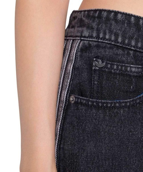 adidas（アディダス）の「adidas originals Firebird Jorts Denim（アディダスオリジナルス ファイアバード ジョーツ デニム）（デニムパンツ・レディース・ブラック系・SMALL/MEDIUM/LARGE）」の13枚目の写真