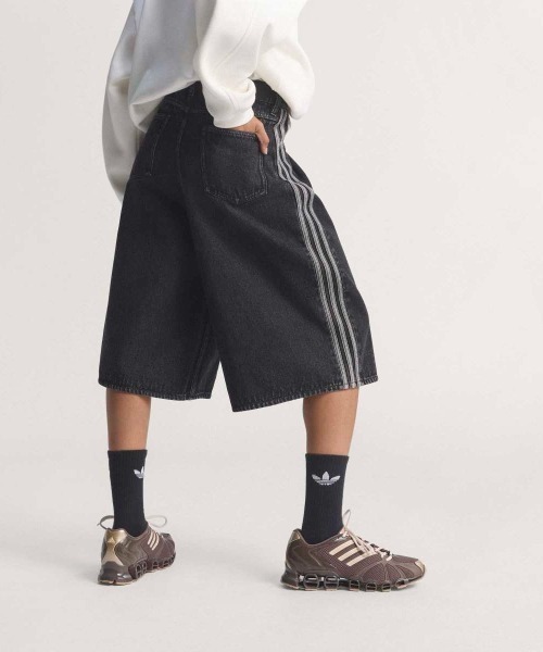 adidas（アディダス）の「adidas originals Firebird Jorts Denim（アディダスオリジナルス ファイアバード ジョーツ デニム）（デニムパンツ・レディース・ブラック系・SMALL/MEDIUM/LARGE）」の6枚目の写真