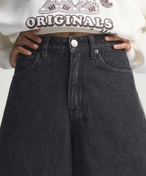 adidas（アディダス）の「adidas originals Firebird Jorts Denim（アディダスオリジナルス ファイアバード ジョーツ デニム）（デニムパンツ・レディース・ブラック系・SMALL/MEDIUM/LARGE）」の7枚目の写真
