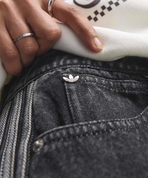 adidas（アディダス）の「adidas originals Firebird Jorts Denim（アディダスオリジナルス ファイアバード ジョーツ デニム）（デニムパンツ・レディース・ブラック系・SMALL/MEDIUM/LARGE）」の8枚目の写真