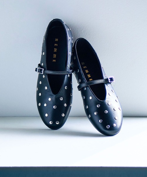 REMME（レメ）の「(REMME)STUDS MARY JANE PUMPS（その他シューズ・レディース・ブラック/ホワイト・23cm/25cm/24cm）」の2枚目の写真
