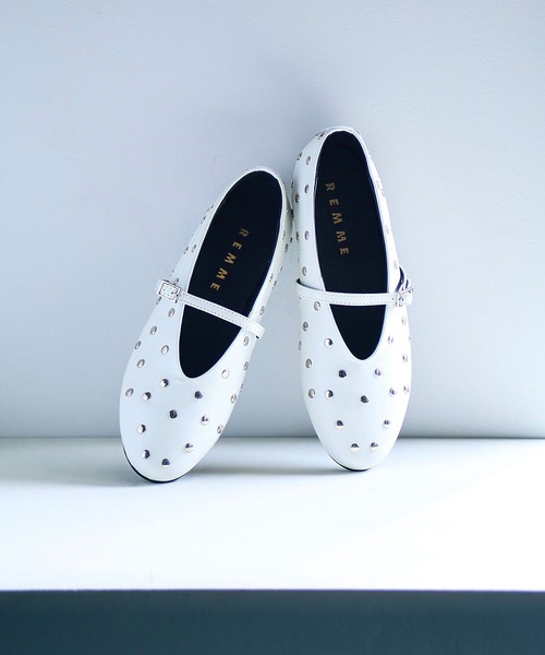 REMME（レメ）の「(REMME)STUDS MARY JANE PUMPS（その他シューズ・レディース・ブラック/ホワイト・23cm/25cm/24cm）」の4枚目の写真