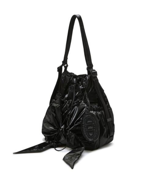 athe（アテ）の「[RUBAN] グロッシーブラックリボンバックパック兼ショルダーバッグ S AABA6E910BK（バックパック/リュック・レディース・ブラック・FREE）」の2枚目の写真