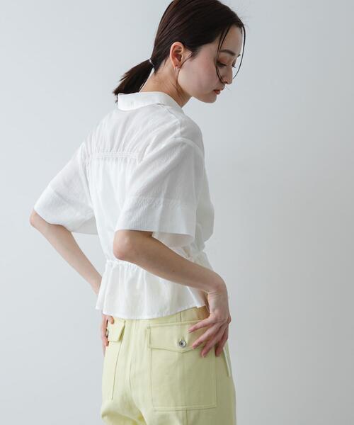 SENSE OF PLACE by URBAN RESEARCH（センスオブプレイスバイアーバンリサーチ）の「クロップドペプラムシャーリングシャツ（シャツ/ブラウス・レディース・ブルー系その他/ホワイト系その他/ベージュ系その他・ONE）」の7枚目の写真