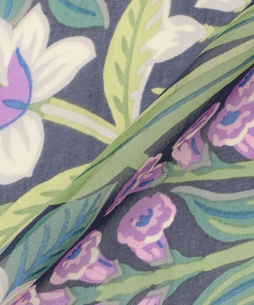 MACKINTOSH LONDON（マッキントッシュ ロンドン）の「【婦人画報4月号掲載】ボタニカルウォールスクエアストール（ストール/ショール・レディース・ネイビー/ベージュ・FREE）」の6枚目の写真