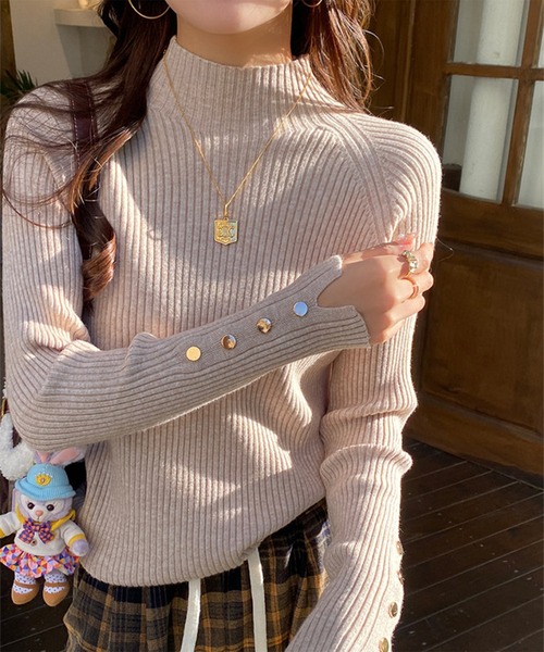 Revo.（レボ）の「リブニット 袖ボタン ハイネック ボトルネック トップス レディース 長袖（ニット/セーター・レディース・ブラック/アイボリー/ベージュ・FREE）」の2枚目の写真