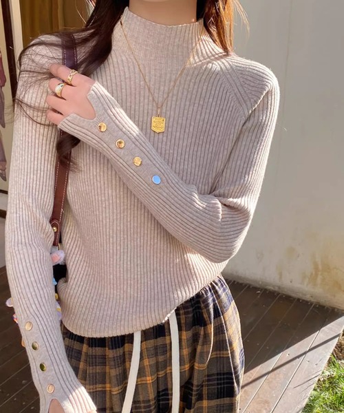 Revo.(レボ)の「リブニット 袖ボタン ハイネック ボトルネック トップス レディース 長袖(ニット/セーター・レディース・ブラック/アイボリー/ベージュ・FREE)」の6枚目の写真