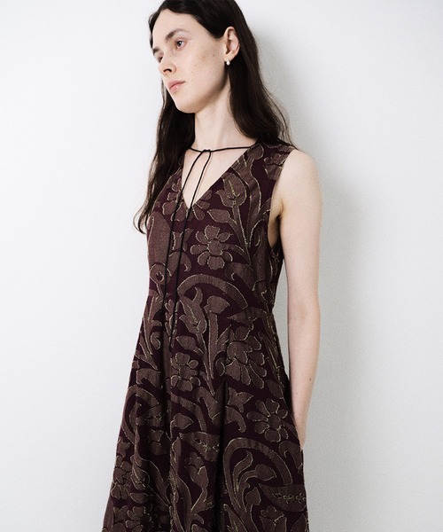 Ameri(アメリ)の「MEDI KITTY V NECK DRESS(ドレス・レディース・ボルドー/アイボリー/ブラック・SMALL/MEDIUM/SHORT/TALL)」の4枚目の写真
