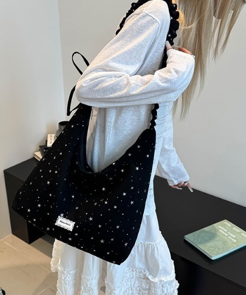 Teem Store(チームストア)の「【A4対応◎/PC収納◎】スター 星柄 シャーリングハンドル ワンショルダーバッグ(ショルダーバッグ・レディース・サックスブルー/アイボリー/ブラック/グレー/イエロー・F)」の13枚目の写真