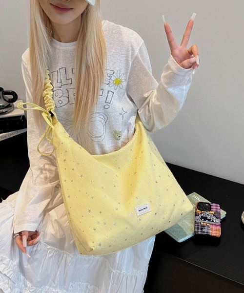 Teem Store(チームストア)の「【A4対応◎/PC収納◎】スター 星柄 シャーリングハンドル ワンショルダーバッグ(ショルダーバッグ・レディース・サックスブルー/アイボリー/ブラック/グレー/イエロー・F)」の21枚目の写真
