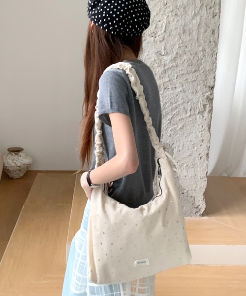 Teem Store(チームストア)の「【A4対応◎/PC収納◎】スター 星柄 シャーリングハンドル ワンショルダーバッグ(ショルダーバッグ・レディース・サックスブルー/アイボリー/ブラック/グレー/イエロー・F)」の17枚目の写真