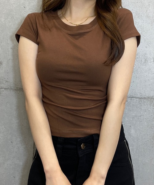 ROGER AND RAW（ロジャーアンドロウ）の「サイドギャザー ラウンドヘム クロップドTシャツ（Tシャツ/カットソー・レディース・ブラウン/グレー/ホワイト/ブラック・FREE）」の4枚目の写真
