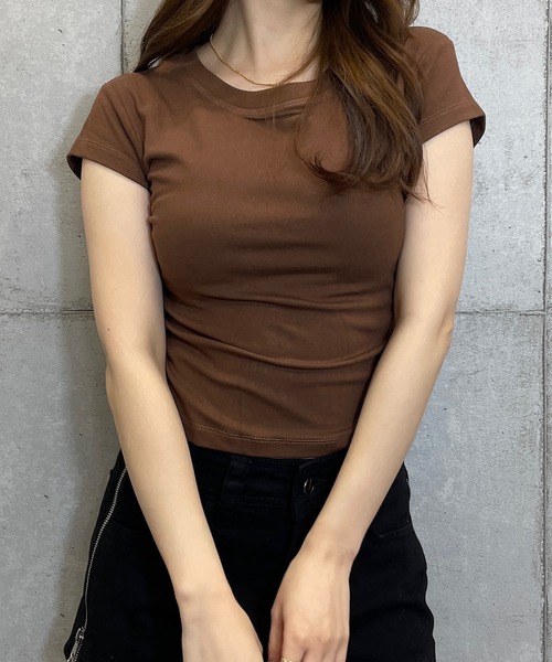 ROGER AND RAW（ロジャーアンドロウ）の「サイドギャザー ラウンドヘム クロップドTシャツ（Tシャツ/カットソー・レディース・ブラウン/グレー/ホワイト/ブラック・FREE）」の9枚目の写真