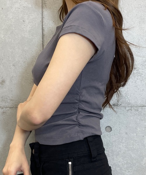 ROGER AND RAW（ロジャーアンドロウ）の「サイドギャザー ラウンドヘム クロップドTシャツ（Tシャツ/カットソー・レディース・ブラウン/グレー/ホワイト/ブラック・FREE）」の5枚目の写真